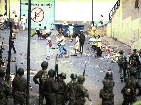 “Caracazo” olarak adlandırılan bu protestolarda binlerce insan hayatını kaybetti.